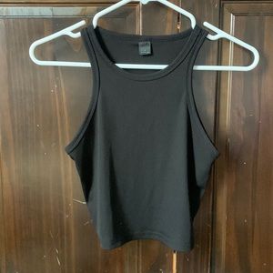 2 crop tops white and black